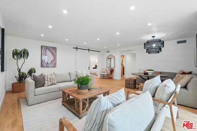 913 913 1/2 N Beverly Glen Boulevard, Bel Air CA: https://media.crmls.org/mediaz/92b5e4b8-55be-4e04-9cdb-cb3bc88a18e9.jpg