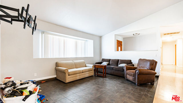 26665 Lakeview Drive, Helendale CA: https://media.crmls.org/mediaz/92b686f6-3274-4317-9f9f-147d957bbeee.jpg