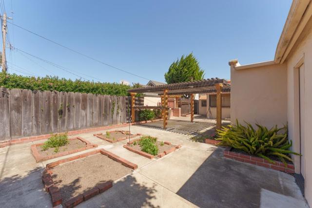 13 Orange Drive, Salinas CA: https://media.crmls.org/mediaz/92b706fa-eb42-42a6-a057-e0567e1e3e30.jpg