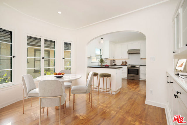 135 N Orange Drive, Los Angeles CA: https://media.crmls.org/mediaz/92b77b78-e32c-4ad4-adce-848df39fb7e4.jpg