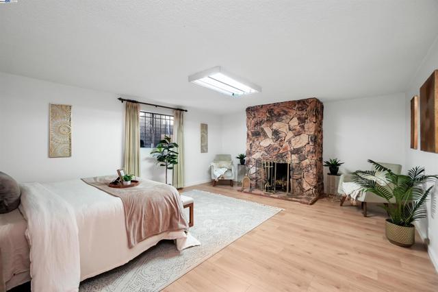 11132 Acalanes Dr, Oakland CA: https://media.crmls.org/mediaz/92b898d3-0227-4a7d-adbd-afeb7b584724.jpg