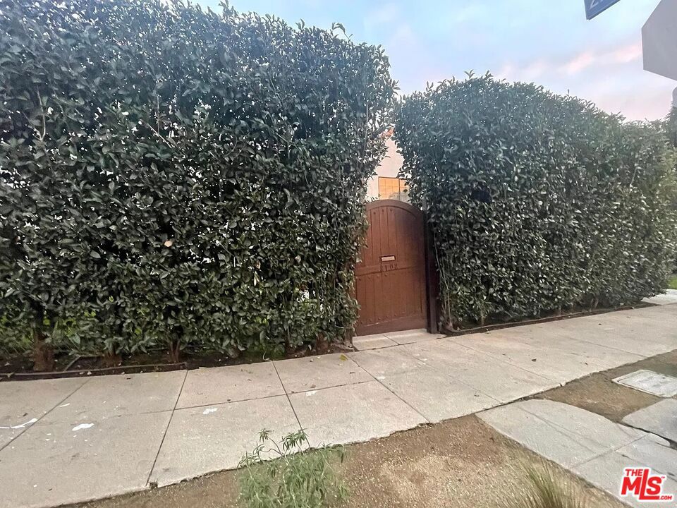 https://media.crmls.org/mediaz/92bbc68b-150d-4ec5-832c-98c765ceb630.jpg?preset=X-Large