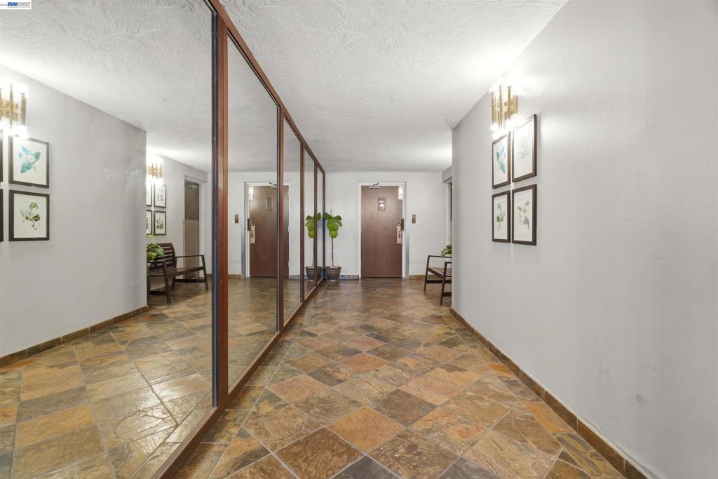 https://media.crmls.org/mediaz/92bc2a2a-d593-4e33-8c60-0d567815062d.jpg?preset=X-Large