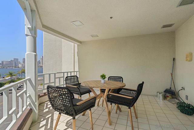 1099 1st St, Coronado CA: https://media.crmls.org/mediaz/92bc4977-f72f-421b-a9c2-e0c10fc81786.jpg