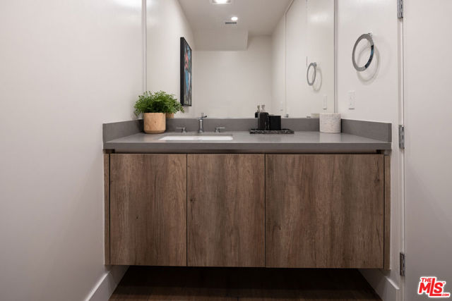 411 S Hamel Road, Los Angeles CA: https://media.crmls.org/mediaz/92bc6208-423b-4c5f-80e4-62d9cb03a022.jpg