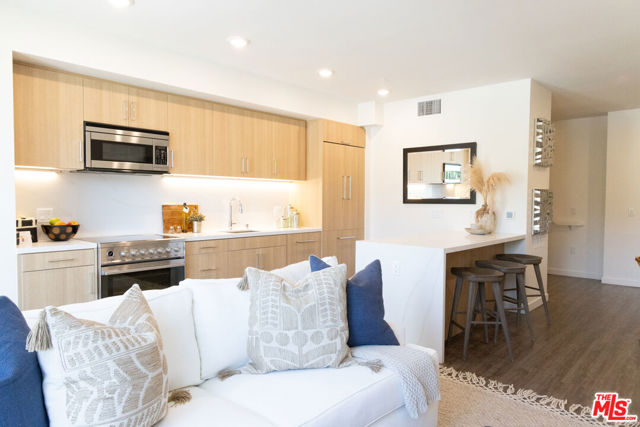 7566 W Sunset Boulevard, Los Angeles CA: https://media.crmls.org/mediaz/92bcbe4c-7e42-4ffe-9071-8a004cf65946.jpg