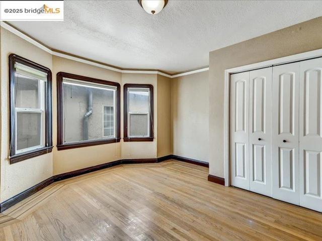 4211 Market St, Oakland CA: https://media.crmls.org/mediaz/92bcc888-52df-4e1e-b84f-64db4edcf41d.jpg