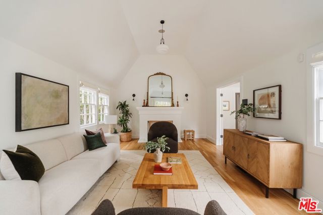 226 N Arden Boulevard, Los Angeles CA: https://media.crmls.org/mediaz/92bd3b83-9fc8-47c7-8803-9faf7aa461dc.jpg