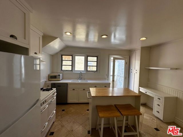 2044 2046 N Highland Avenue, Los Angeles CA: https://media.crmls.org/mediaz/92bdba07-88db-4a26-bb30-9b90e842844b.jpg