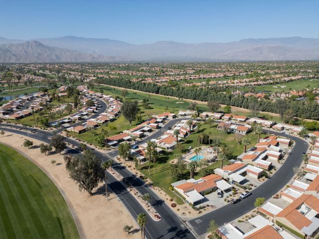 40553 Pebble Beach Circle, Palm Desert CA: https://media.crmls.org/mediaz/92beb57e-295d-4db3-8bb9-a8a3068eae48.jpg
