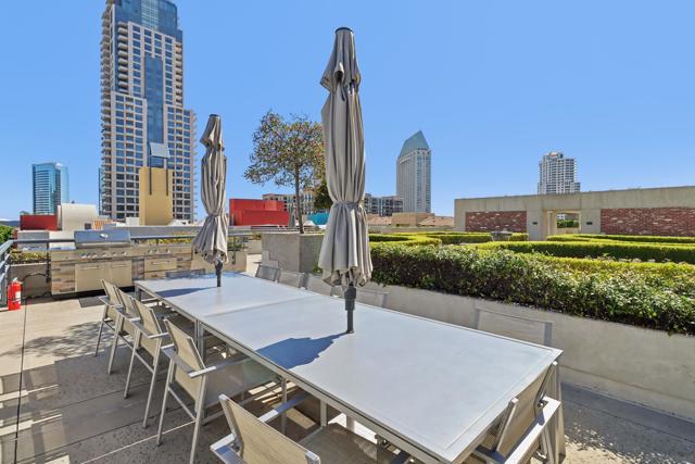 700 Front St, San Diego CA: https://media.crmls.org/mediaz/92bf4ca6-108b-4b72-975f-8e8f021deecc.jpg