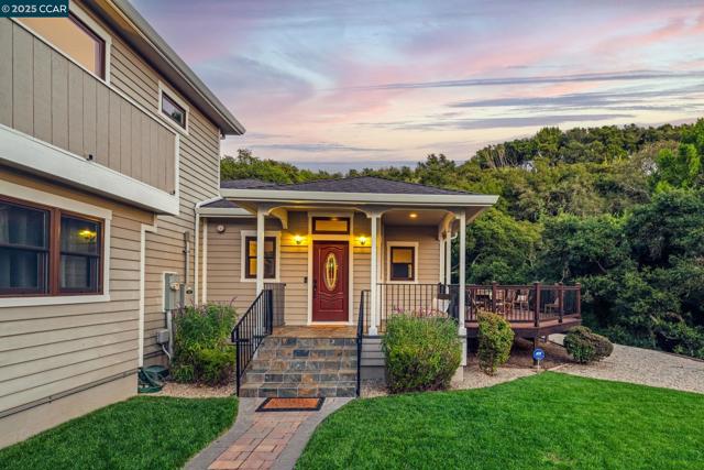 3981 Amyx Ct, Hayward CA: https://media.crmls.org/mediaz/92bfb7c3-be66-469d-b9f3-0d97e3aef188.jpg
