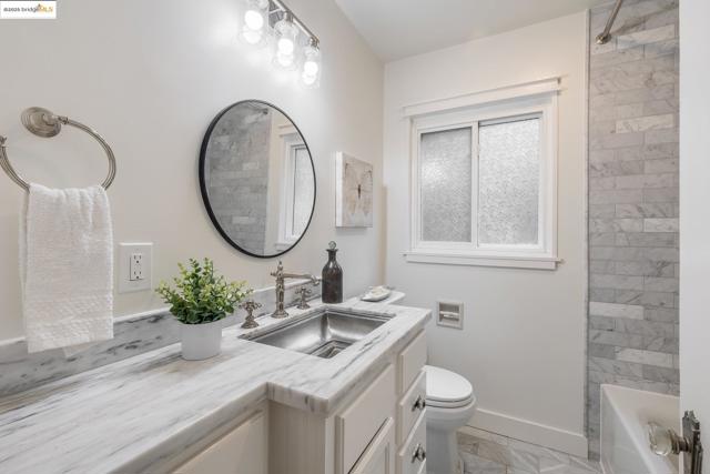 279 Pomona Street, Crockett CA: https://media.crmls.org/mediaz/92bfefeb-8d1f-4522-90ff-32b7ecf198da.jpg