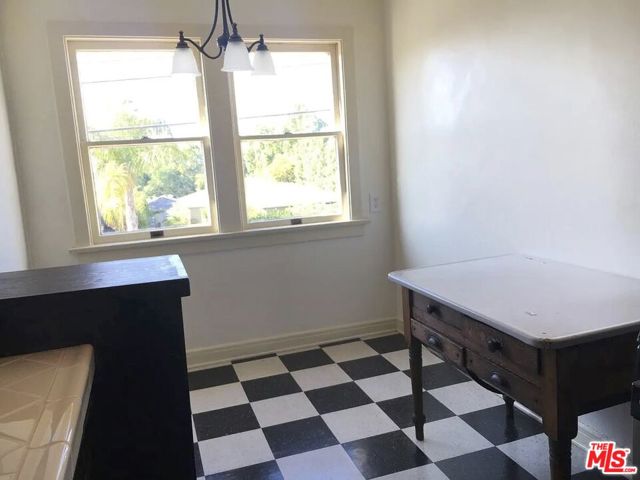 1901 N Commonwealth, Los Angeles CA: https://media.crmls.org/mediaz/92c05ed8-283e-44f0-bf3b-b5b1f9a051c0.jpg