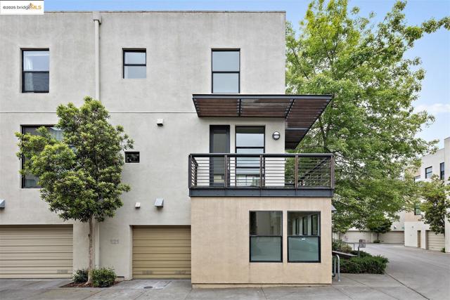 121 City Limits Cir, Emeryville CA: https://media.crmls.org/mediaz/92c07c40-5def-4f4a-8135-c67fa54b9276.jpg