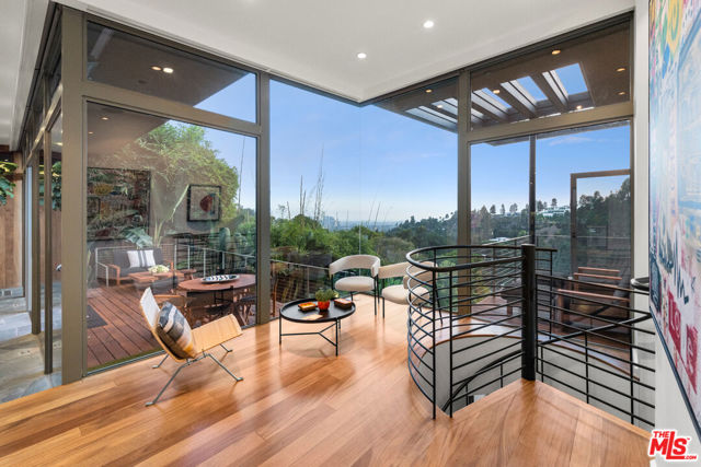 1659 Waynecrest Drive, Beverly Hills CA: https://media.crmls.org/mediaz/92c0bffc-7d16-4a14-a4c1-3bd96c4c6169.jpg