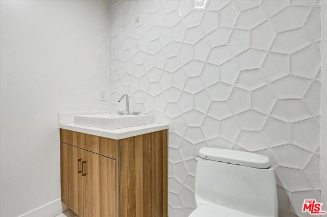 733 1/2 N Gramercy Place, Los Angeles CA: https://media.crmls.org/mediaz/92c39580-b198-4673-9644-a374d9edbca1.jpg