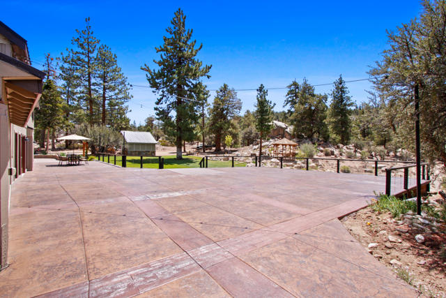43630 Rainbow Lane, Angelus Oaks CA: https://media.crmls.org/mediaz/92c45456-eac5-4313-9689-9d5f36bc06fb.jpg
