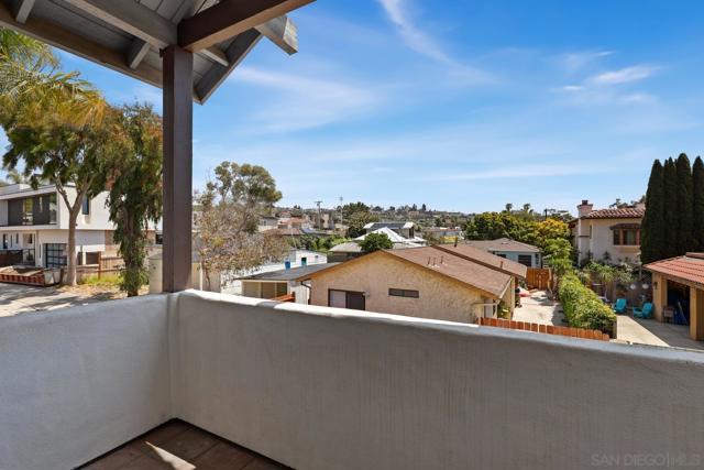 716 Glenview Ln, La Jolla CA: https://media.crmls.org/mediaz/92c536ca-5059-4d46-8cb2-9ef56b833650.jpg