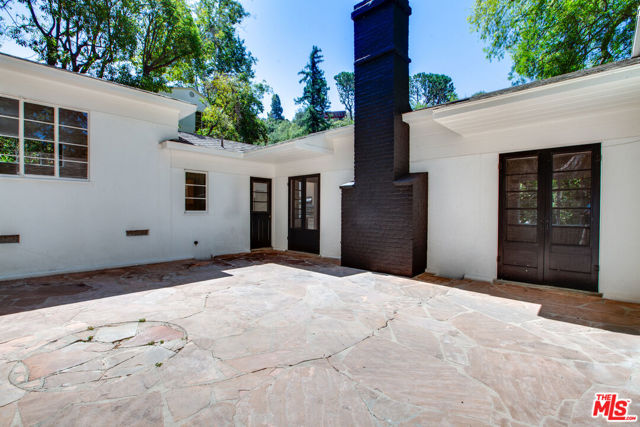 10321 Chrysanthemum Lane, Los Angeles CA: https://media.crmls.org/mediaz/92c542be-7338-4b57-b10c-fbfc3dca0853.jpg