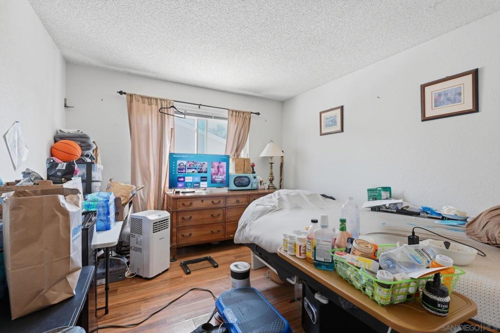 https://media.crmls.org/mediaz/92c569be-6634-4701-874a-0d178d579aa4.jpg?preset=X-Large