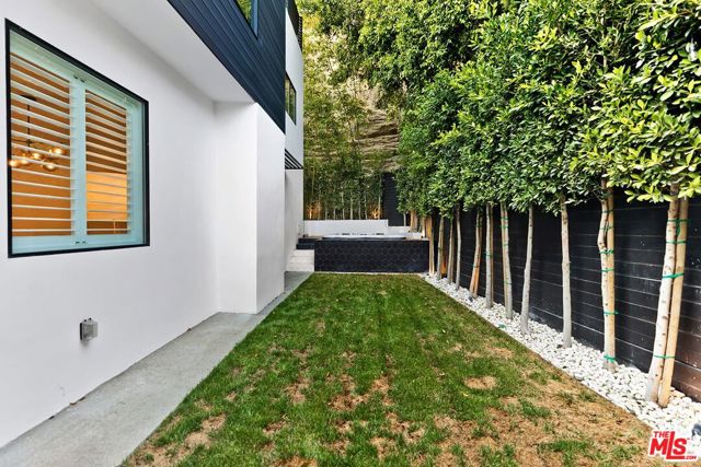 2164 Sunset Plaza Drive, Los Angeles CA: https://media.crmls.org/mediaz/92c56b7c-0002-4511-b45d-da0a2f891345.jpg