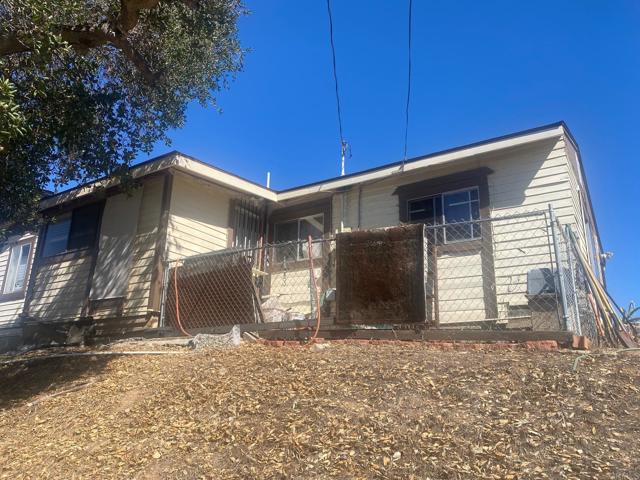 1320 RICHLAND RD, San Marcos CA: https://media.crmls.org/mediaz/92c56c93-238f-48e4-8822-52b72785868a.jpg