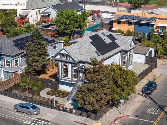 2602 Adeline St, Oakland CA: https://media.crmls.org/mediaz/92c58b95-3396-4e0c-a380-42dd84312591.jpg