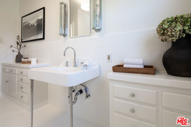 3987 Roxton Avenue, Los Angeles CA: https://media.crmls.org/mediaz/92c59227-55b8-432e-9d29-196952416540.jpg