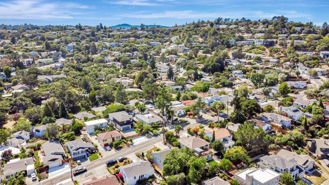 833 Alameda De Las Pulgas, Belmont CA: https://media.crmls.org/mediaz/92c5cf96-cfc1-4eaf-af34-40e8e0aadb59.jpg