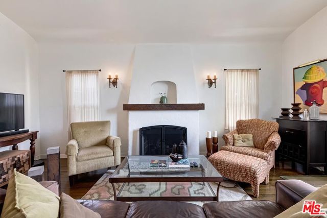 5990 Saturn Street, Los Angeles CA: https://media.crmls.org/mediaz/92c67047-4f84-42e3-8117-675f5b6ebec9.jpg