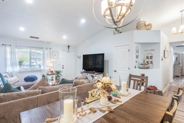 715 Bobcat Ln, Manteca CA: https://media.crmls.org/mediaz/92c6bcff-1c41-43d2-9b6e-35b84a27461f.jpg