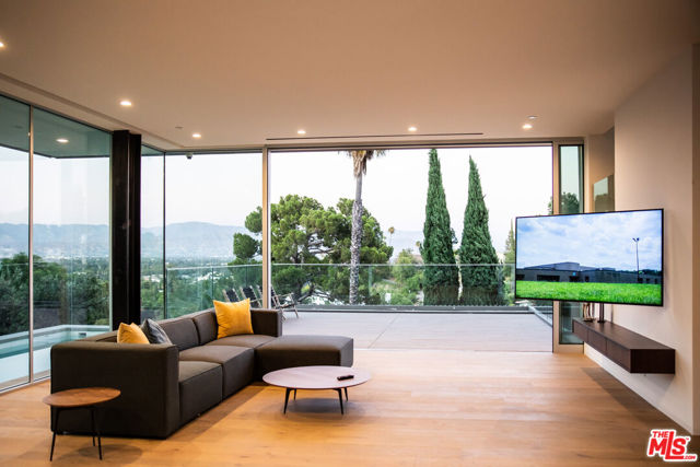 3925 Murietta Avenue, Sherman Oaks CA: https://media.crmls.org/mediaz/92c834cb-688c-4887-bb5f-442cd2c84c48.jpg