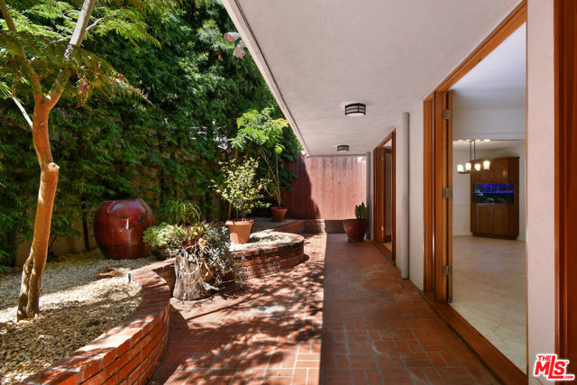14128 Dickens Street, Sherman Oaks CA: https://media.crmls.org/mediaz/92c93aec-d28e-46af-b0a8-a85c6f11c0bf.jpg