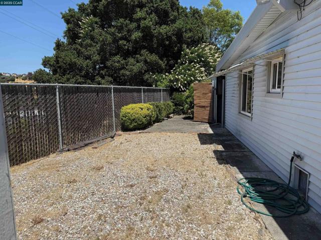 1679 Sarah Dr, Pinole CA: https://media.crmls.org/mediaz/92cb0bcc-4bfb-40c2-bc83-43a42abcc967.jpg