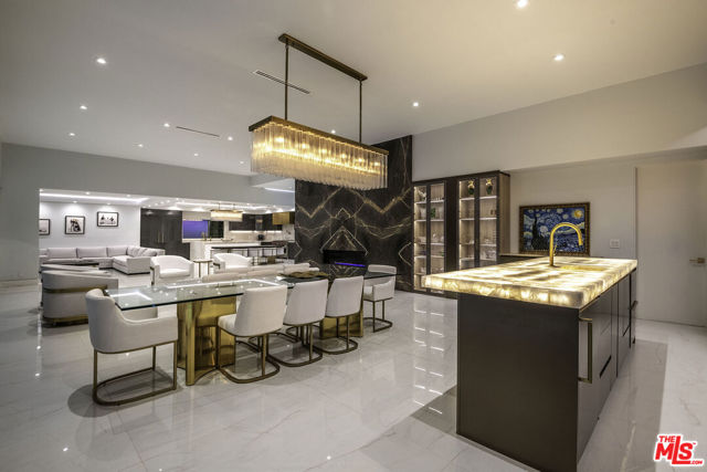 16601 Park Lane Circle, Los Angeles CA: https://media.crmls.org/mediaz/92cb916c-bb3a-4321-ba43-f9071b250d08.jpg