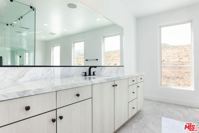 11770 N Hillsborough Lane, Porter Ranch CA: https://media.crmls.org/mediaz/92cc11f5-50aa-437a-b62b-3eb64325ffd7.jpg