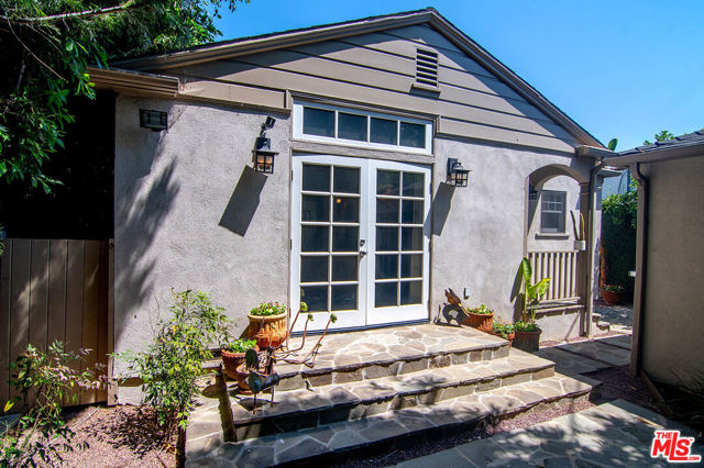 8828 Rosewood Avenue, West Hollywood CA: https://media.crmls.org/mediaz/92cde736-a5db-4afa-91fa-12d3ccf2ccae.jpg