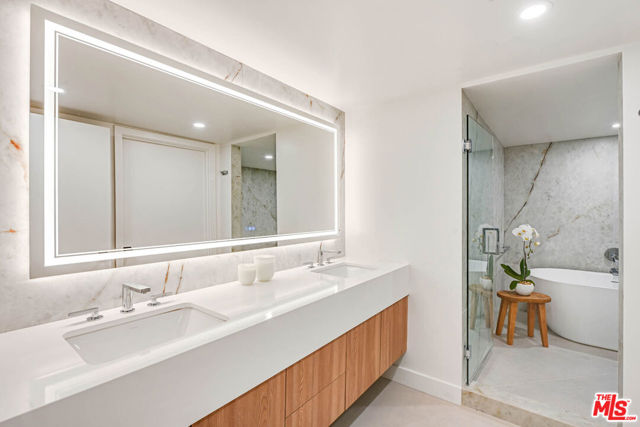350 N Palm Drive, Beverly Hills CA: https://media.crmls.org/mediaz/92cf2c90-ad3d-413e-9f4b-ca7b6d69fe60.jpg