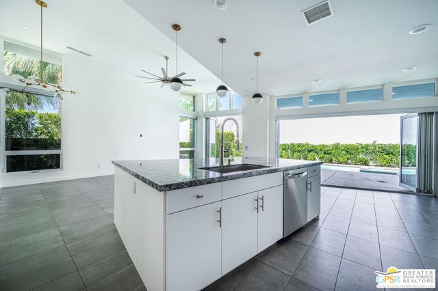1007 Ziel Drive, Palm Springs CA: https://media.crmls.org/mediaz/92cf4a76-d6a7-4991-9e14-c37980033f84.jpg