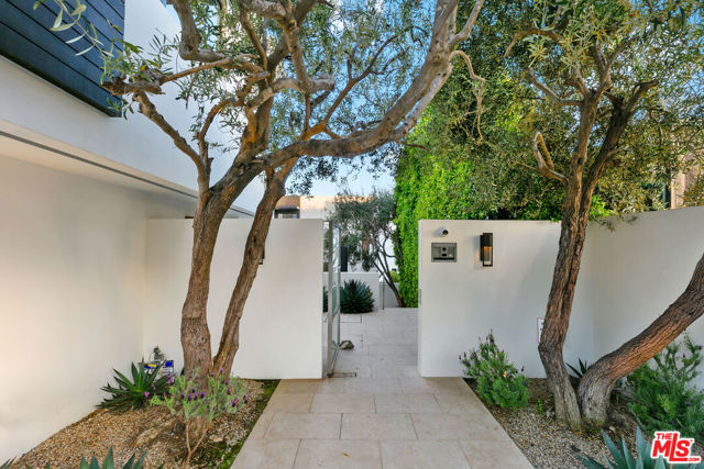 24146 Malibu Road, Malibu CA: https://media.crmls.org/mediaz/92cfc828-8d30-4626-964e-2649f4b333df.jpg