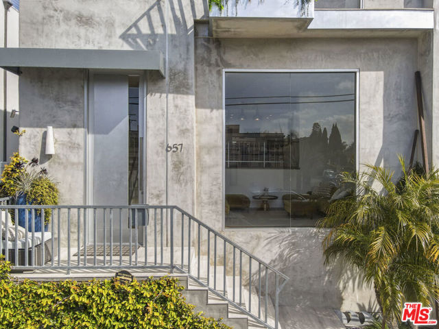657 Mildred Avenue, Venice CA: https://media.crmls.org/mediaz/92d00889-ad73-4220-bd30-b30f8d070d27.jpg