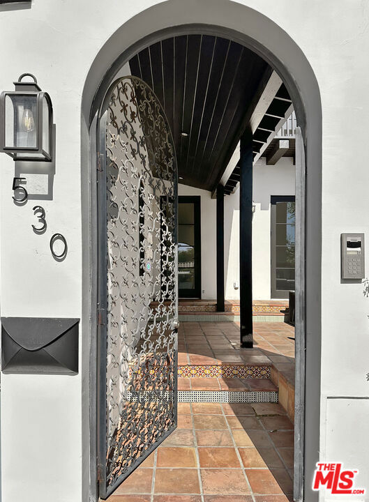 530 N Alta Vista Boulevard, Los Angeles CA: https://media.crmls.org/mediaz/92d01ef9-9411-4d8c-9c9d-e42734ded76b.jpg