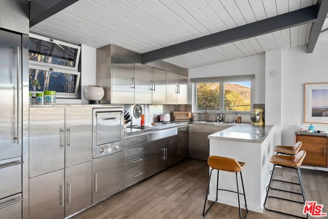 2690 Hollyridge Drive, Los Angeles CA: https://media.crmls.org/mediaz/92d1e6f5-fc15-4adf-af60-8452dcb0e91f.jpg