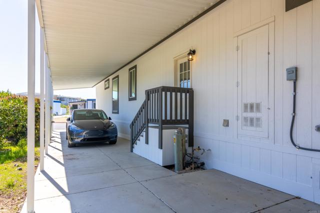 2003 Bayview Heights Dr, San Diego CA: https://media.crmls.org/mediaz/92d2987c-feb5-4d50-8c4c-47deaab960d4.jpg