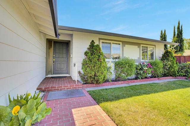 34863 Warwick Court, Fremont CA: https://media.crmls.org/mediaz/92d2c465-8ee0-41d5-9aa9-62595e0c91bf.jpg