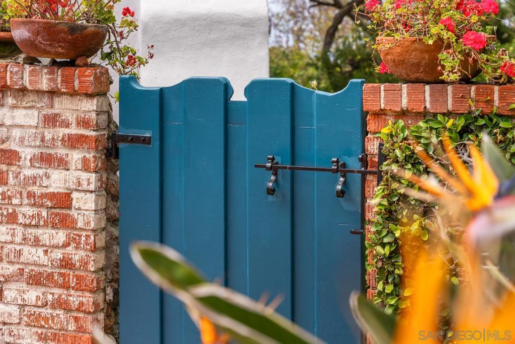 https://media.crmls.org/mediaz/92d3404a-cb73-4fe4-9099-ce64fdce2cce.jpg?preset=X-Large