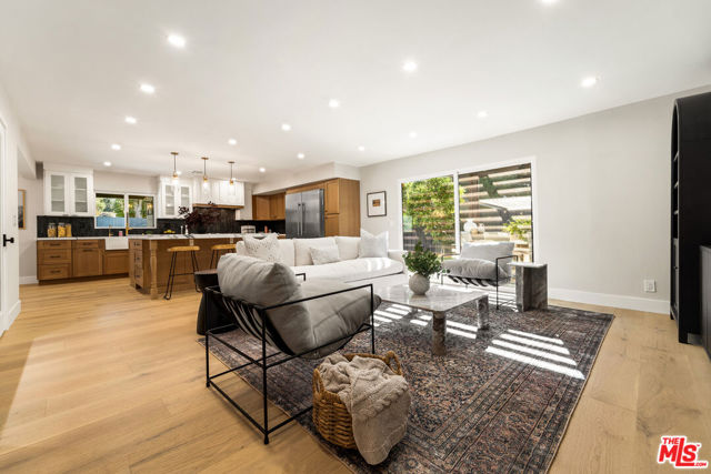 22824 Margarita Drive, Woodland Hills CA: https://media.crmls.org/mediaz/92d4579d-f6ea-4530-ad0b-dbf9b789fffb.jpg