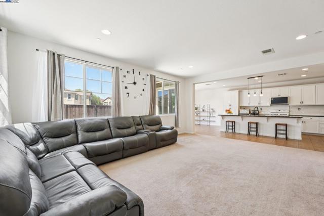 4778 Hawkins St, Antioch CA: https://media.crmls.org/mediaz/92d45fd0-e353-4ac9-8b85-7324f8f22ef5.jpg