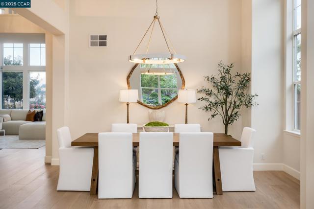 9356 Mediar Dr, San Ramon CA: https://media.crmls.org/mediaz/92d5084b-4895-472f-9bbe-7d9928b2607a.jpg